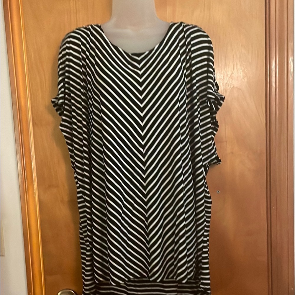 Cable & Gauge Black and White Oversized Open Short Sleeve Top